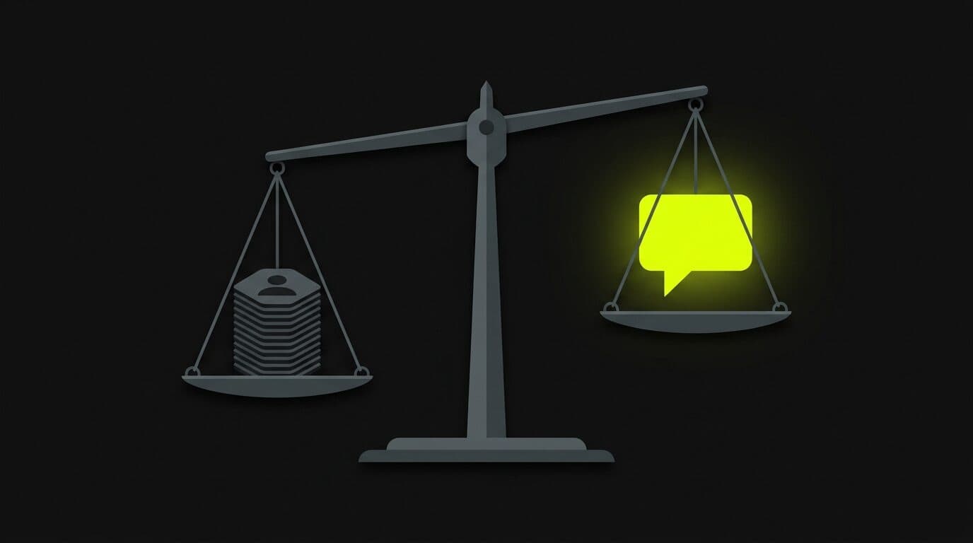 Ilustración: una balanza con una tarjeta de usuarios de un lado y una burbuja de conversación destacada en amarillo volt del otro
